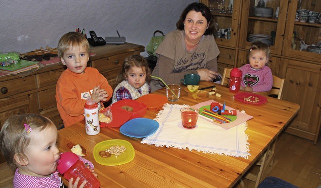 Die Erzieherin Petra Mibach mit ihren...n ihrer Wohnung  in Ebringen betreut.   | Foto: Silvia Faller