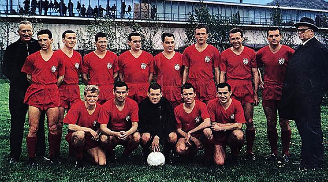 Werner Fritschi (hinten, Sechster von ...aison 1964/65 in der Regionalliga Sd.  | Foto: privat