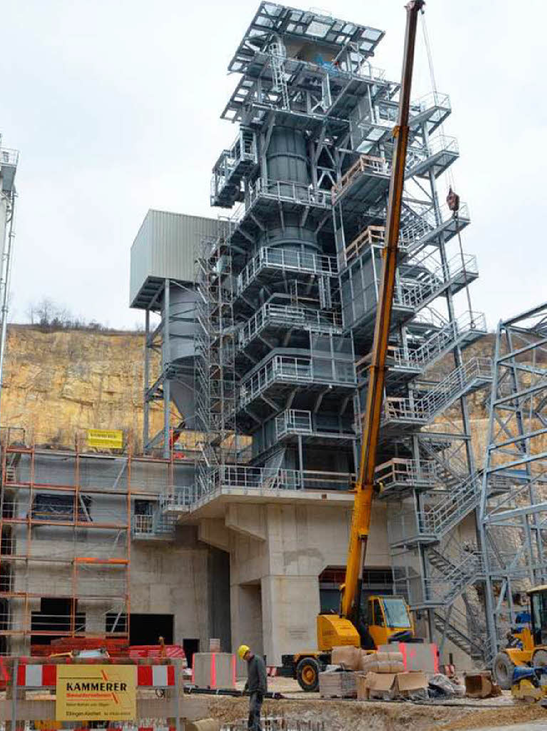 Etwas mehr als 50 Meter hoch wird der neue Kalkbrennofen auf dem Werksgelnde des Kalkwerks Istein.