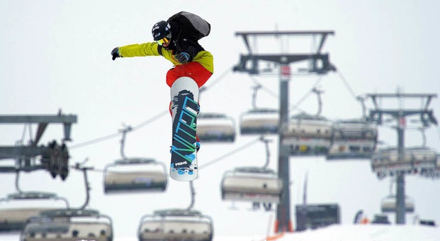 Wer nochmal den Berg hinabfliegen will wie dieser Snowboarder, muss sich sputen.  | Foto: dpa
