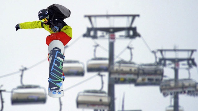 Wer nochmal den Berg hinabfliegen will...dieser Snowboarder, muss sich sputen.   | Foto: Patrick Seeger/Eva Weise