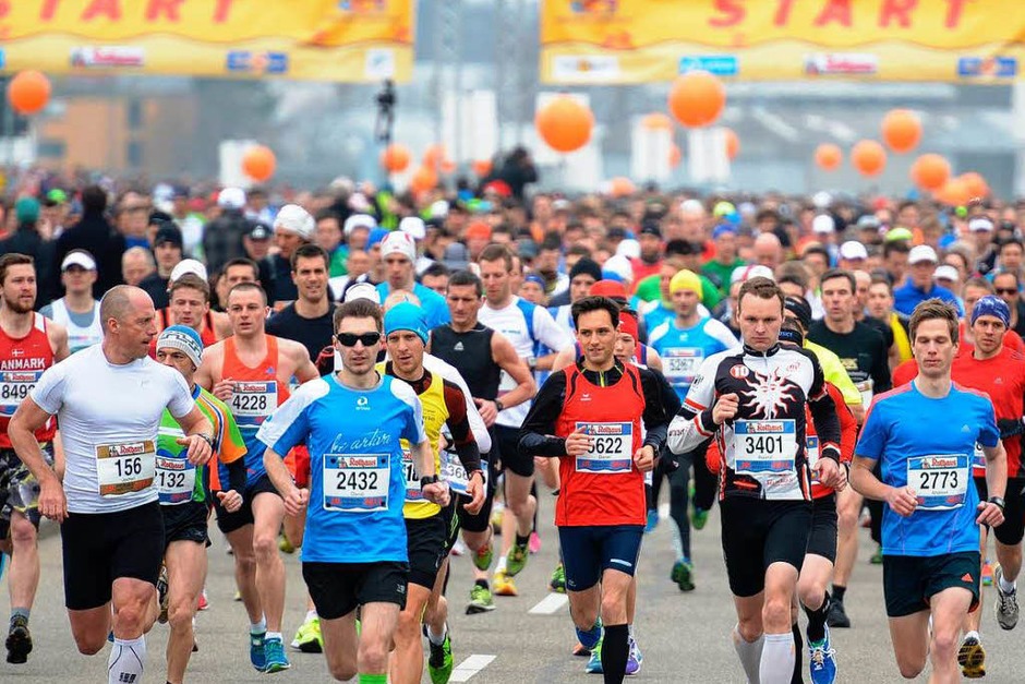 Mehr als 10.000 Läuferinnen und Läufer nehmen den Freiburg-Marathon 2013 unter die Sportschuhe. Vor dem Start lächeln viele Teilnehmer noch ganz entspannt in die Kamera. (Foto: Seeger Patrick)
