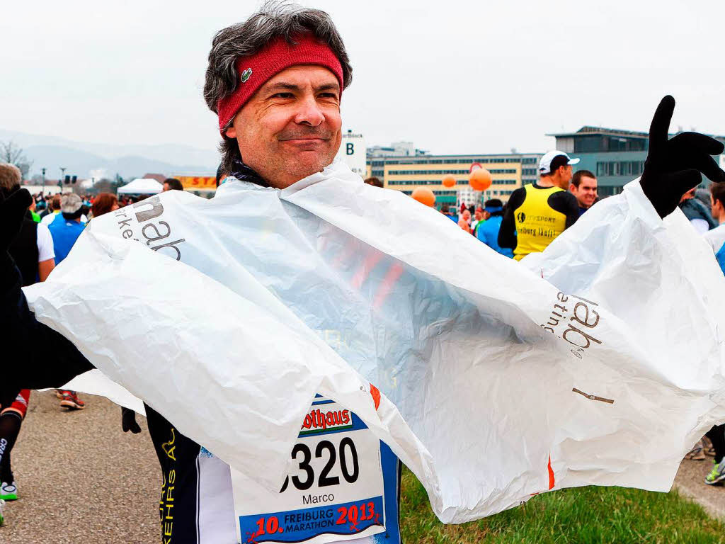 Mehr als 10.000 Luferinnen und Lufer nehmen den Freiburg-Marathon 2013 unter die Sportschuhe. Vor dem Start lcheln viele Teilnehmer noch ganz entspannt in die Kamera.