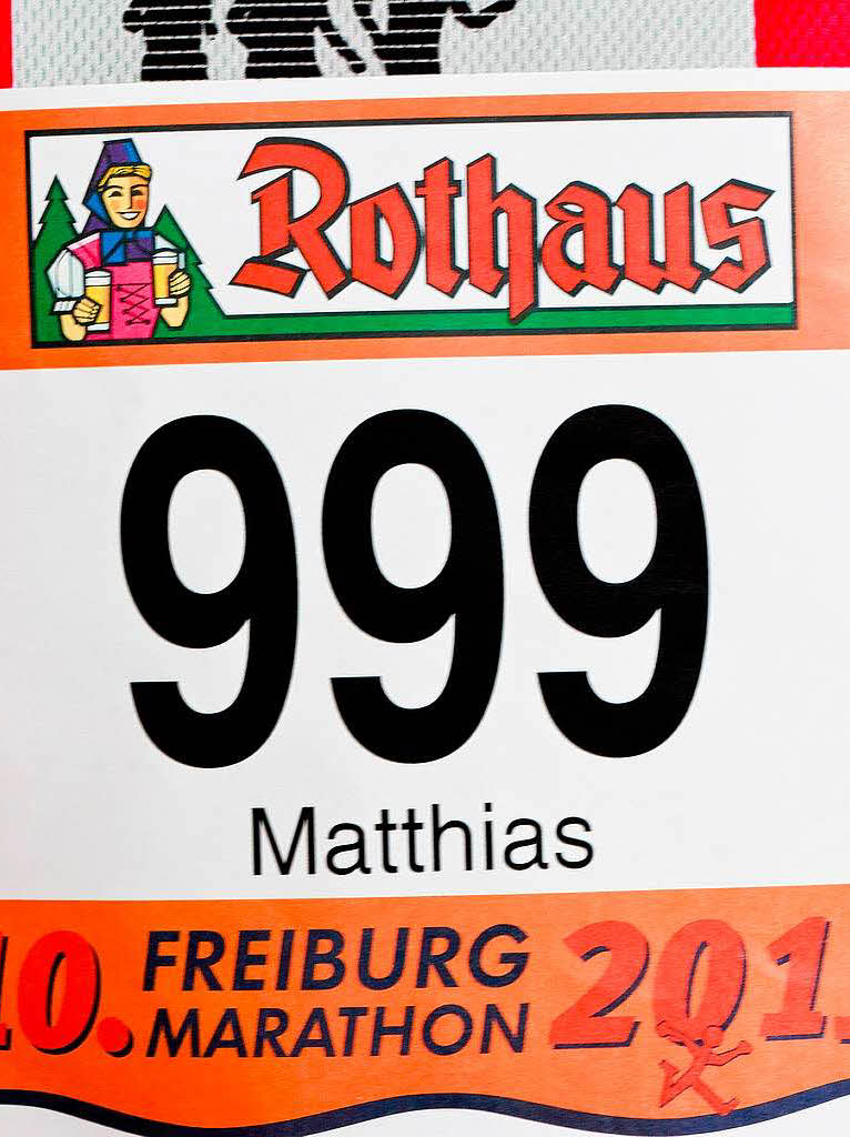 Mehr als 10.000 Luferinnen und Lufer nehmen den Freiburg-Marathon 2013 unter die Sportschuhe. Vor dem Start lcheln viele Teilnehmer noch ganz entspannt in die Kamera.