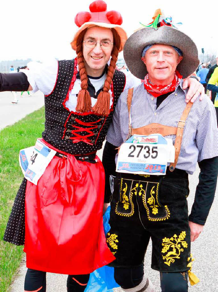 Mehr als 10.000 Luferinnen und Lufer nehmen den Freiburg-Marathon 2013 unter die Sportschuhe. Vor dem Start lcheln viele Teilnehmer noch ganz entspannt in die Kamera.