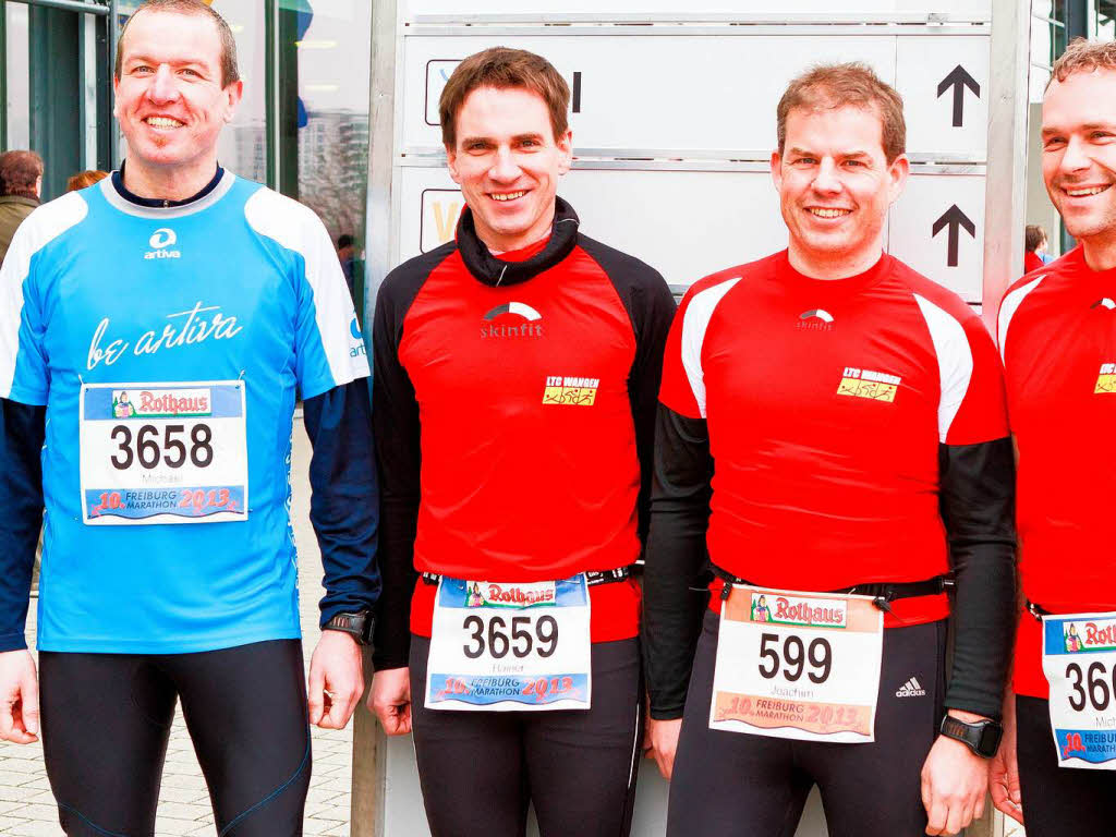 Mehr als 10.000 Luferinnen und Lufer nehmen den Freiburg-Marathon 2013 unter die Sportschuhe. Vor dem Start lcheln viele Teilnehmer noch ganz entspannt in die Kamera.