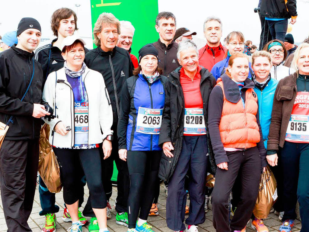 Mehr als 10.000 Luferinnen und Lufer nehmen den Freiburg-Marathon 2013 unter die Sportschuhe. Vor dem Start lcheln viele Teilnehmer noch ganz entspannt in die Kamera.