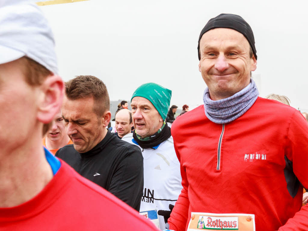Mehr als 10.000 Luferinnen und Lufer nehmen den Freiburg-Marathon 2013 unter die Sportschuhe. Vor dem Start lcheln viele Teilnehmer noch ganz entspannt in die Kamera.
