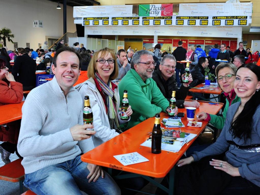 Bei der Sportmesse auf dem Messegelnde wartet die Belohnung auf die Marathon-Lufer: in Form von Familie, Freunden, viel Essen – und dem ein oder anderem sportlichen Goodie.