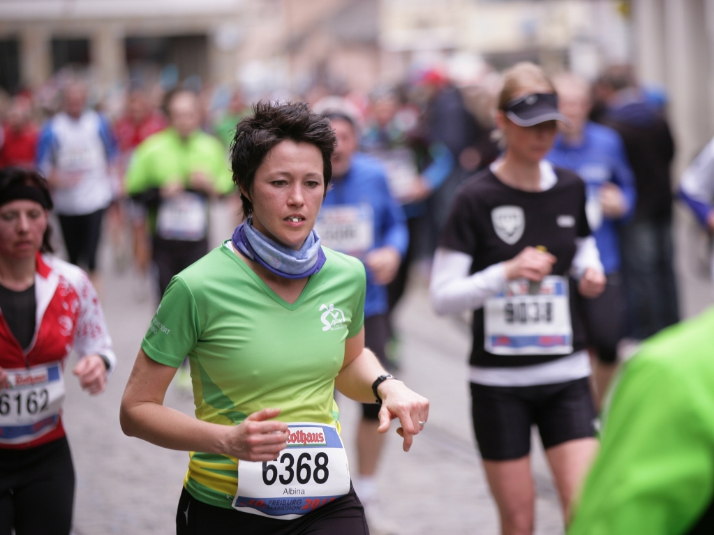 Sie laufen und laufen und… Das entspannte Lcheln vom Start ist Anstrengung und Erschpfung gewichen. Im Ziel kommt es allerdings zurck: als erlsendes Siegerstrahlen.