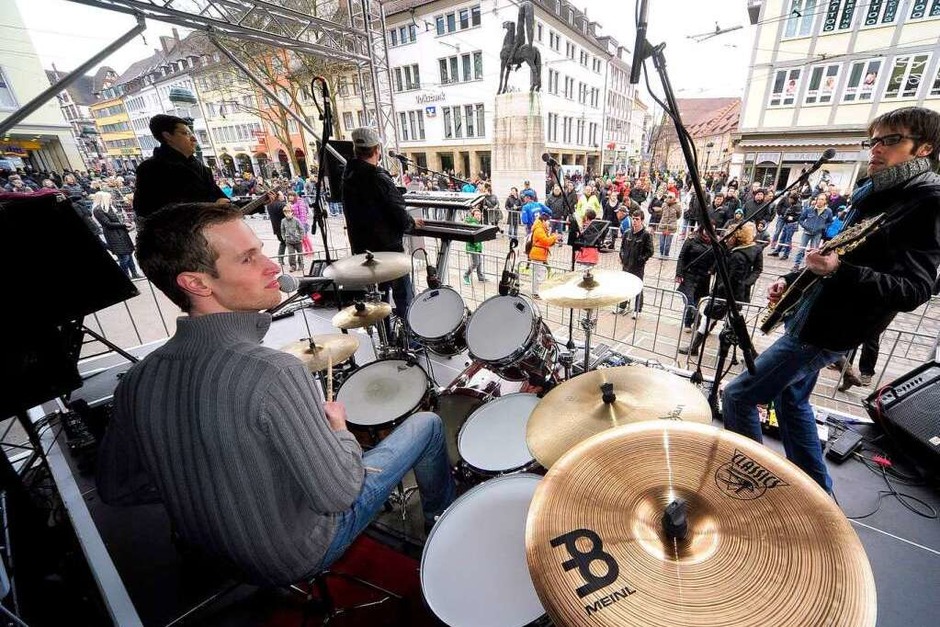 Noch läuft der Marathon und mit ihm Hunderte Sportler. Helfer und Schaulustige feuern sie an – und tanzen zur Musik dutzender Bands an der Strecke. Auch im Zieleinlauf geht es hoch her: Dort feiern die Läufer sich und ihre Leistung. (Foto: Thomas Kunz) Noch läuft der Marathon und mit ihm Hunderte Sportler. Helfer und Schaulustige feuern sie an – und tanzen zur Musik dutzender Bands an der Strecke. Auch im Zieleinlauf geht es hoch her: Dort feiern die Läufer sich und ihre Leistung. (Foto: Thomas Kunz)