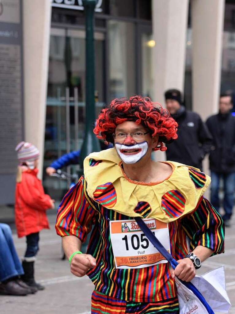 Noch luft der Marathon und mit ihm Hunderte Sportler. Helfer und Schaulustige feuern sie an – und tanzen zur Musik dutzender Bands an der Strecke. Auch im Zieleinlauf geht es hoch her: Dort feiern die Lufer sich und ihre Leistung.