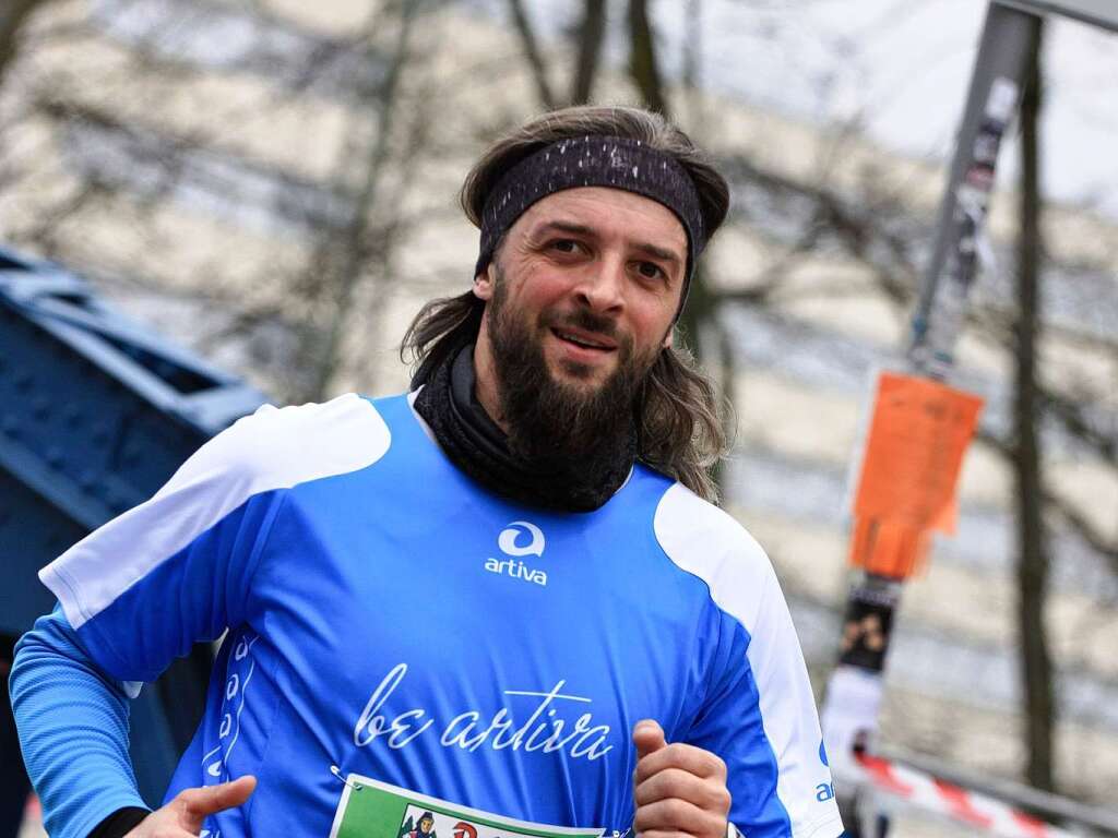 Noch luft der Marathon und mit ihm Hunderte Sportler. Helfer und Schaulustige feuern sie an – und tanzen zur Musik dutzender Bands an der Strecke. Auch im Zieleinlauf geht es hoch her: Dort feiern die Lufer sich und ihre Leistung.