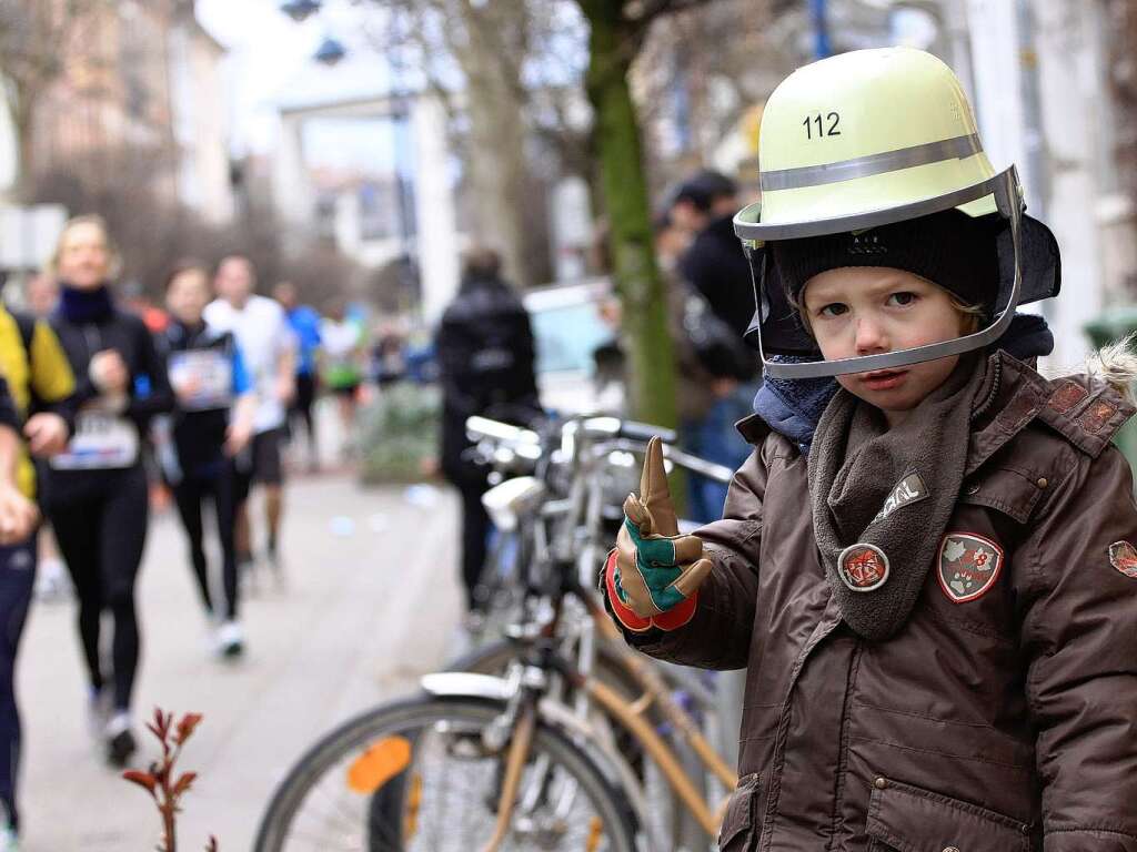 Noch luft der Marathon und mit ihm Hunderte Sportler. Helfer und Schaulustige feuern sie an – und tanzen zur Musik dutzender Bands an der Strecke. Auch im Zieleinlauf geht es hoch her: Dort feiern die Lufer sich und ihre Leistung.