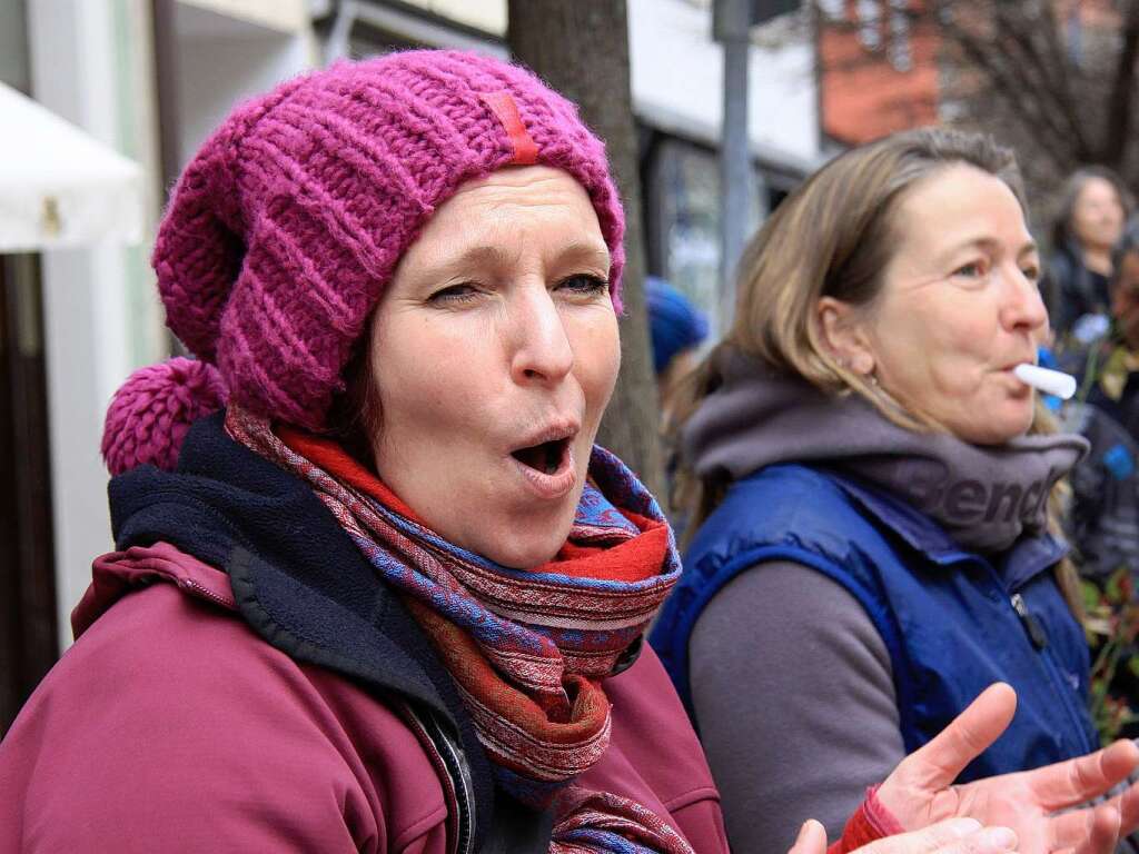 Noch luft der Marathon und mit ihm Hunderte Sportler. Helfer und Schaulustige feuern sie an – und tanzen zur Musik dutzender Bands an der Strecke. Auch im Zieleinlauf geht es hoch her: Dort feiern die Lufer sich und ihre Leistung.