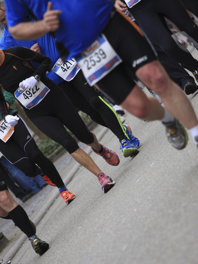 Noch luft der Marathon und mit ihm Hunderte Sportler. Helfer und Schaulustige feuern sie an – und tanzen zur Musik dutzender Bands an der Strecke. Auch im Zieleinlauf geht es hoch her: Dort feiern die Lufer sich und ihre Leistung.