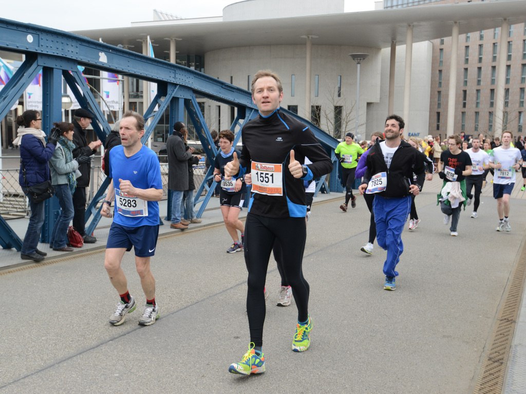 Noch luft der Marathon und mit ihm Hunderte Sportler. Helfer und Schaulustige feuern sie an – und tanzen zur Musik dutzender Bands an der Strecke. Auch im Zieleinlauf geht es hoch her: Dort feiern die Lufer sich und ihre Leistung.