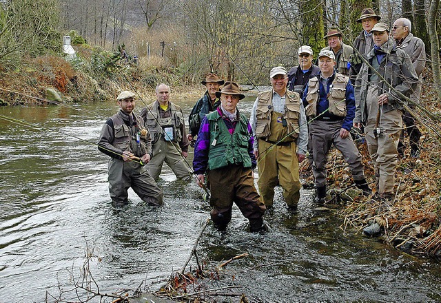 Vorsitzender Fred Kissling (vierter vo...gern die Gewsser im Simonswldertal.   | Foto: Horst Dauenhauer