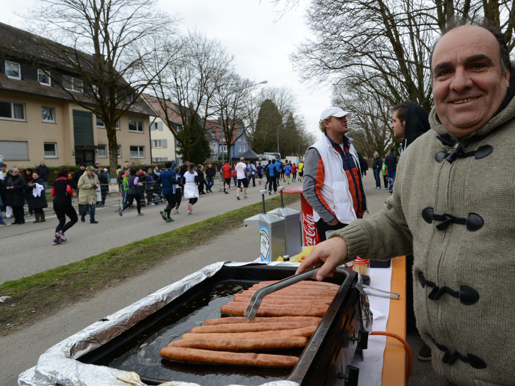 Noch luft der Marathon und mit ihm Hunderte Sportler. Helfer und Schaulustige feuern sie an – und tanzen zur Musik dutzender Bands an der Strecke. Auch im Zieleinlauf geht es hoch her: Dort feiern die Lufer sich und ihre Leistung.