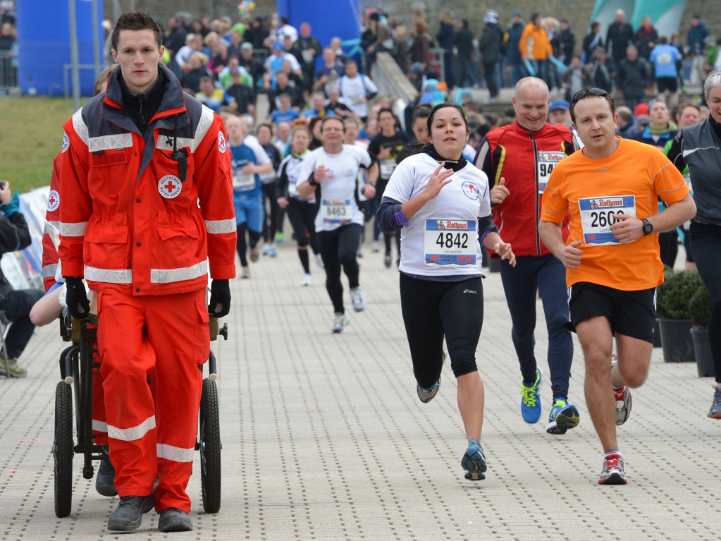 Noch luft der Marathon und mit ihm Hunderte Sportler. Helfer und Schaulustige feuern sie an – und tanzen zur Musik dutzender Bands an der Strecke. Auch im Zieleinlauf geht es hoch her: Dort feiern die Lufer sich und ihre Leistung.