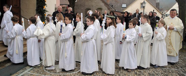 Schliengener Kommunionkinder ziehen mi...Rybak in die Kirche St. Leodegar ein.   | Foto: Ehrlich
