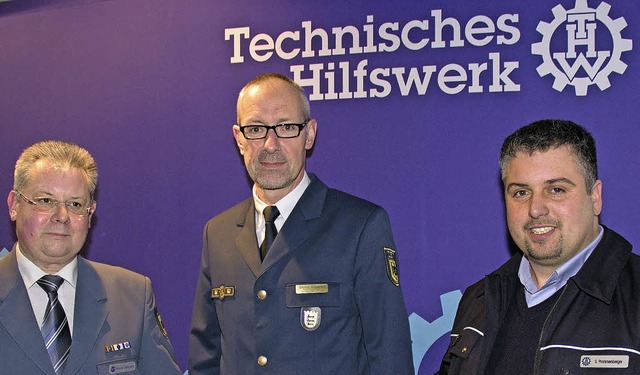 THW-Landesbeauftragter Stephan Brckma... offiziell zum neuen Ortsbeauftragten.  | Foto: tobias hilpert