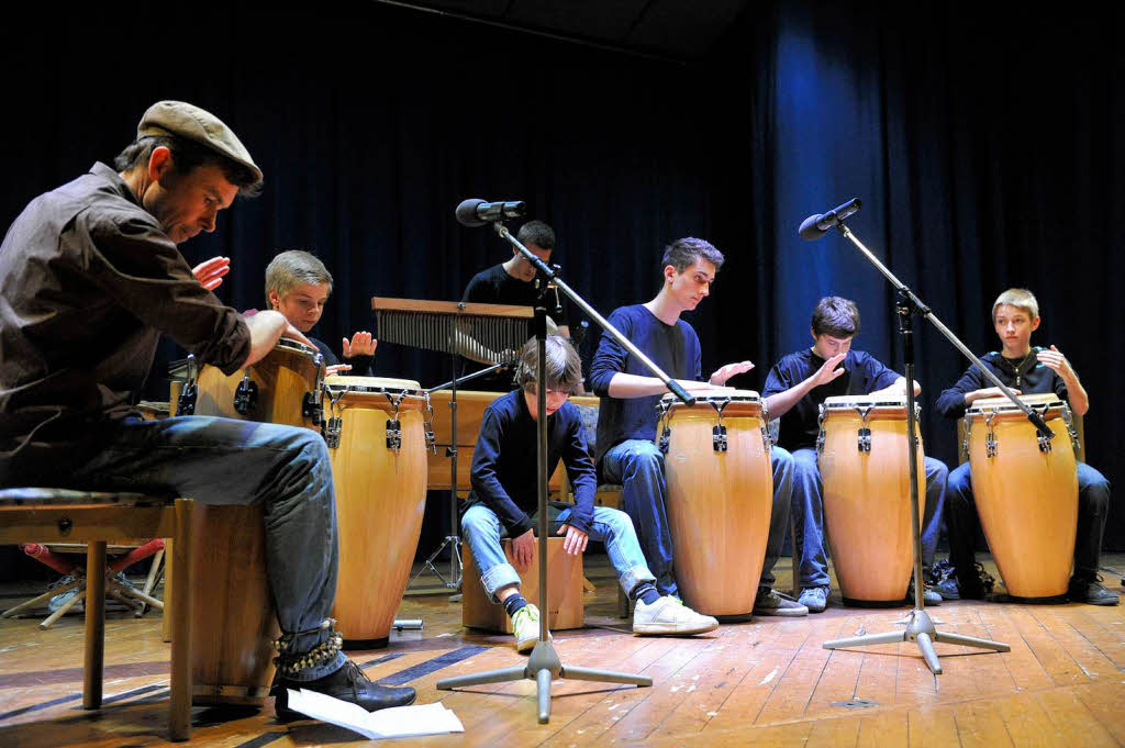 Mit afrikanischen Trommel- und Perkussion-Tönen brachten Tilo Wachter und seine Band das Publikum in den richtigen Rhythmus. Mit afrikanischen Trommel- und Perkussion-Tönen brachten Tilo Wachter und seine Band das Publikum in den richtigen Rhythmus.