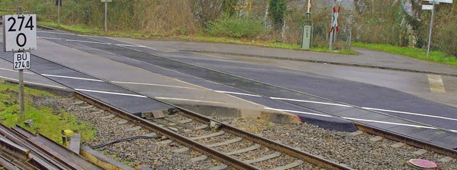 Der Bahnbergang ist instandgesetzt. D... wieder wie bisher an die Schienen an.  | Foto: Rolf Reimann