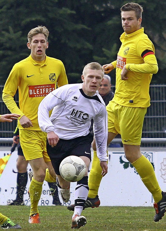 Florian Karl behauptet sich gegen mehrere Rastatter.   | Foto:  Peter Aukthun