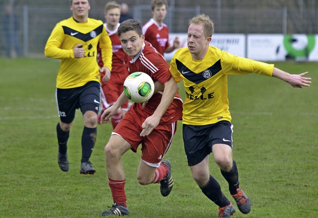 Abntzungskampf: Rico Wehrle (li.) gegen Sebastian Ritter   | Foto: Kaufhold