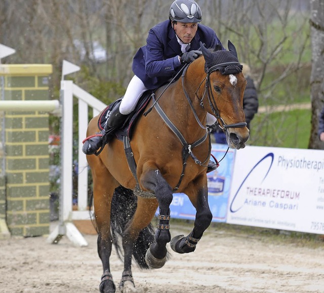 Im  Galopp zum Sieg: Hans-Dieter Drehe...re (li.) und Pia Reich auf Charmonie.   | Foto: Keller