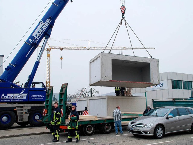 Spektakulre Umzugsaktion: Die drei vo...hopfheimer Feuerwehr hngen am Haken.   | Foto: Edgar Steinfelder