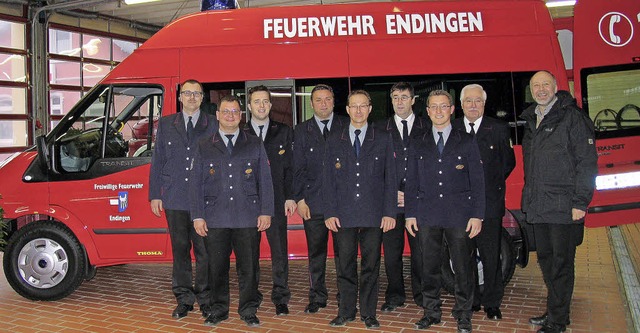 Der Feuerwehrausschuss  mit Brgermeis...r dem  neuen Mannschaftstransportwagen  | Foto: Roland Vitt