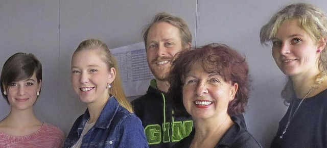 Bei der Spendenbergabe (von links):  ... Anna Henniges (Leitung Theater AG).    | Foto: Schule