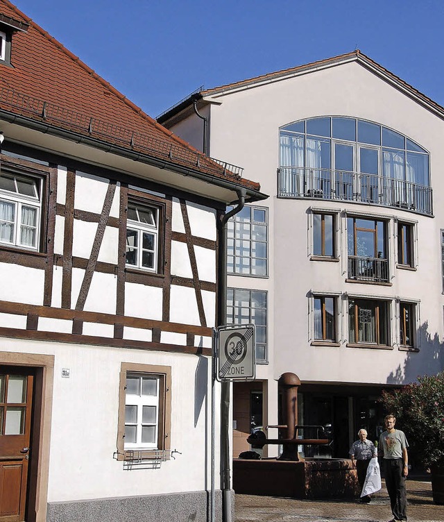 Im Gundelfinger Rathaus (rechts) wird ...ne Steuer fr Zweitwohnsitze gedacht.   | Foto: Frank Kiefer
