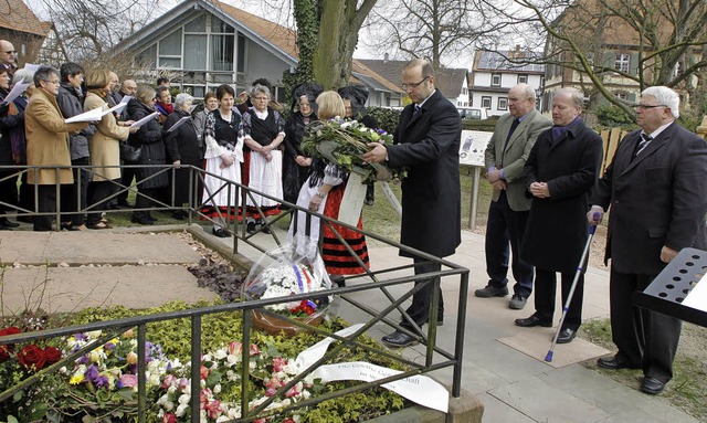 Der Meienheimer Brgermeister Alexand... von Friederike Brion niedergelegt.     | Foto: Heidi Fssel