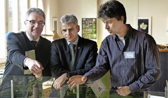 Die Abgeordneten Paul Locherer  und Pa...nhold Treiber das Naturzentrum zeigen.  | Foto: susanne bremer