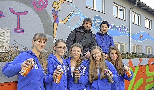 Graffiti-Kunst: die ETSV-Turnerinnen L...und Raphael Lieser (hinten von links)   | Foto: stadt