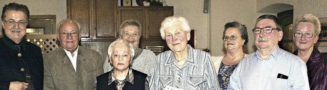 Die Geehrten des VdK Efringen-Kirchen ...r Vorsitzenden Helga Sieglin (rechts).  | Foto: Reinhard Cremer