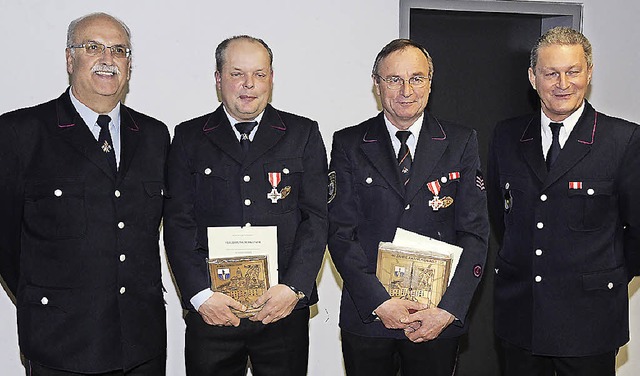 Gesamtkommandant Rainer Geng (links) u...zur freiwilligen Feuerwehr Sthlingen.  | Foto: Dietmar Noeske