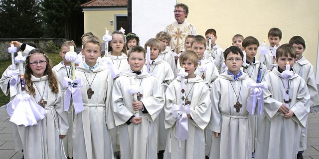 Sieben Mdchen und 13 Jungen empfingen...in der Heilig Kreuz Kirche Sthlingen.  | Foto: Lucia van Kreuningen