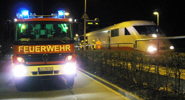 Ein ICE am S-Bahn-Haltepunkt Museum/Bu...fahrten zu einem Oberleitungsschaden.   | Foto: Schepperle/Feuerwehr