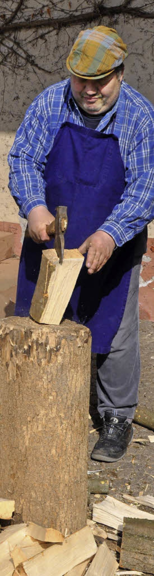 Mhsames Geschft: Frher musste Holz ohne Maschinenkraft zerlegt werden.  | Foto: Julius Steckmeister