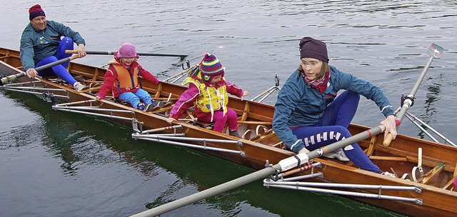 Auch Kleinkinder wurden beim Anrudern des Ruderclubs mit aufs Wasser genommen.  | Foto: Heinz Vollmar