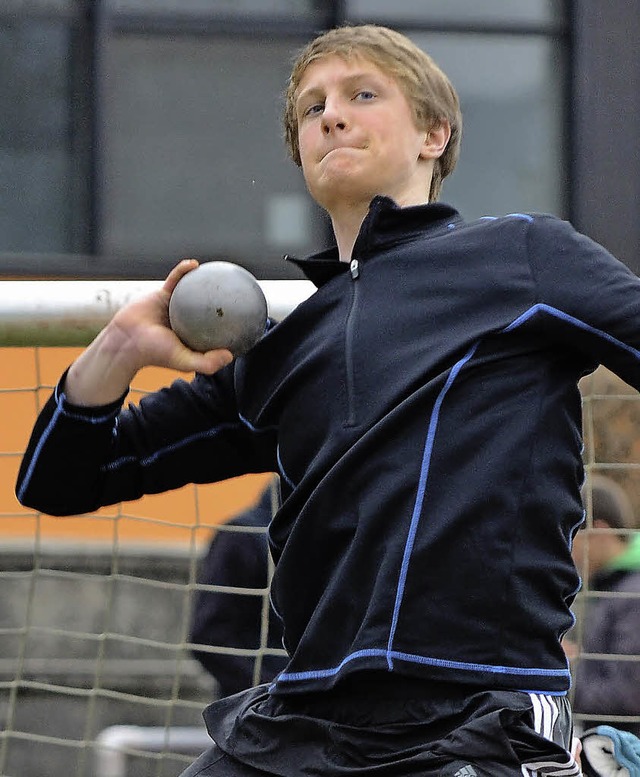 Raus mit der Kugel: Luca Ambrosy vom TuS Hllstein   | Foto: kaufhold