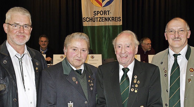 Fr 60 Jahre Mitgliedschaft bei der Sc...einz Bernauer (Kreisschtzenmeister).   | Foto: Paul Schleer