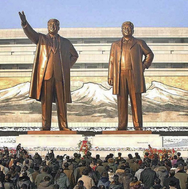 Nordkoreaner vor den Statuen der Diktatoren  | Foto: dpa