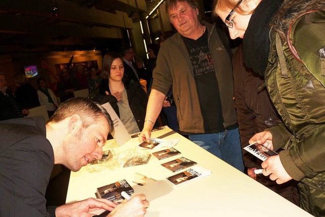 Sebastian Pufpaff geht am Merchandising-Stand auf Tuchfhlung mit seinen Fans.   | Foto: Claudia Gabler