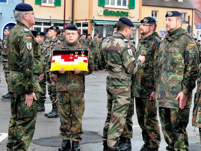 Angehrige der Kompanie wurden  auf de... KFOR-Einsatz im Kosovo ausgezeichnet.  | Foto: Kai Kricheldorff