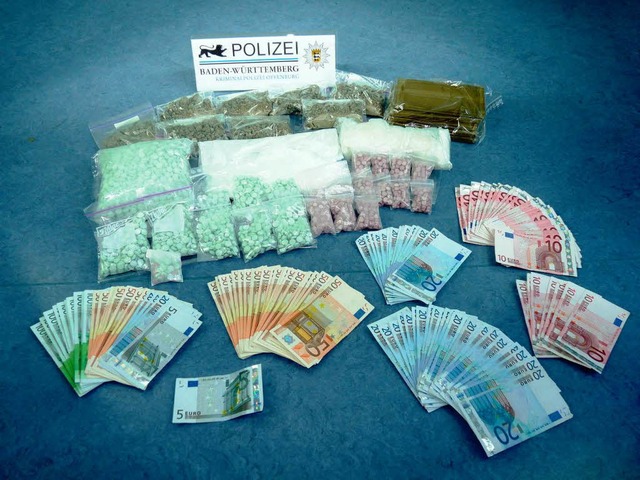 Das von der Polizei gefundene Geld und Rauschgift.  | Foto: Polizei
